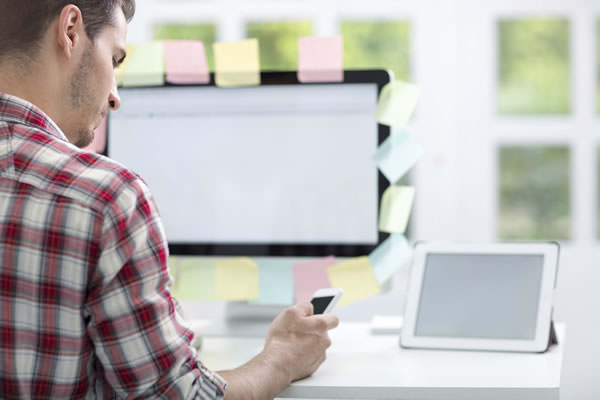 Data analyst in front of a computer